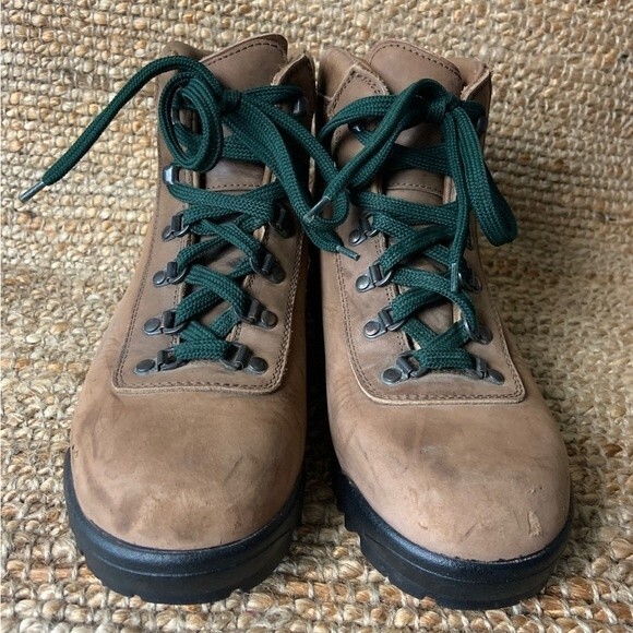 EMS womens HIKING BOOTS SIZE 9.5 Brown Vibram Sole Lace up Italy Leather Alico